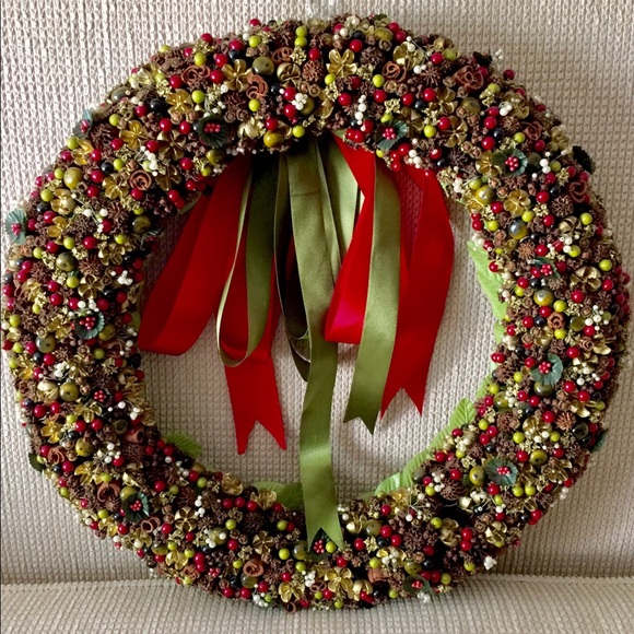 MacKenzie - Childs 𝐼𝑑𝑎 𝑆𝑐𝘩𝑙𝑜𝑠𝑠𝑏𝑒𝑟𝑔 Berry & Cone Wreath - Picture 9 of 9